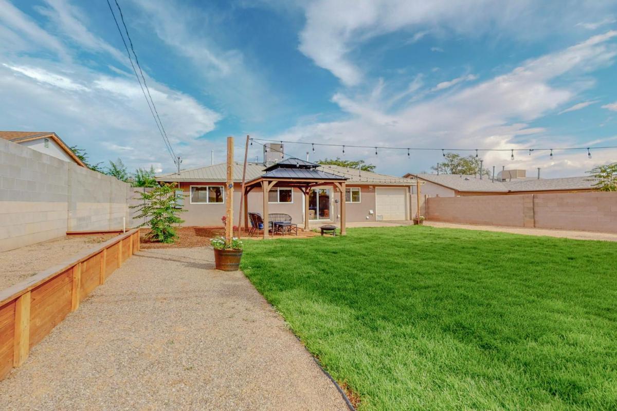 Comfortable 3-bedroom home with spacious backyard - Housity