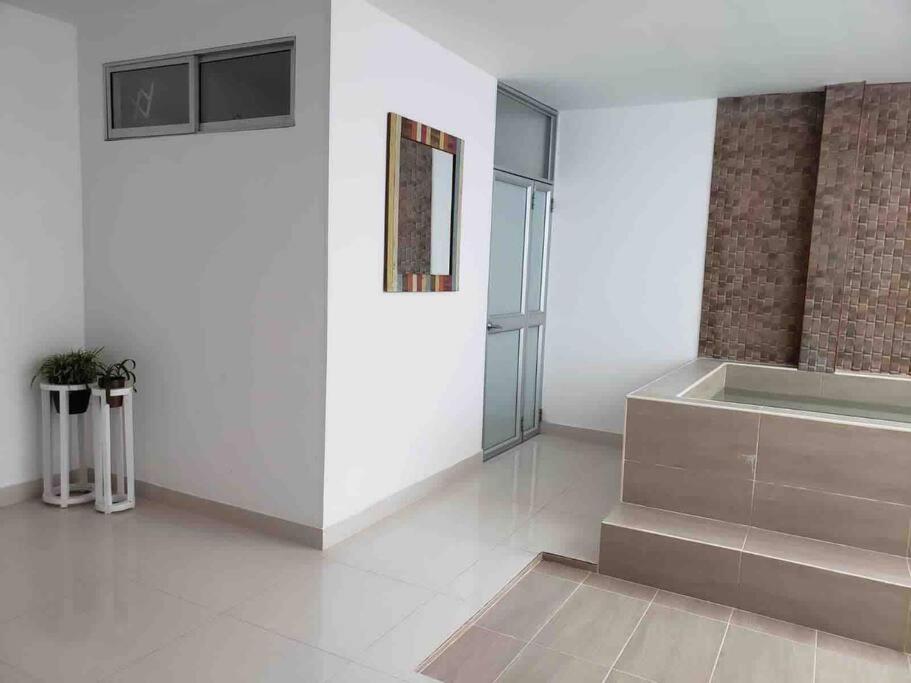 CASA MODERNA EN EL CENTRO DE MARIQUITA - Housity