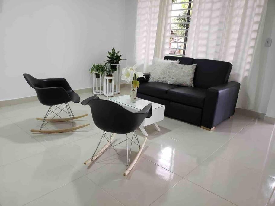 CASA MODERNA EN EL CENTRO DE MARIQUITA - Housity