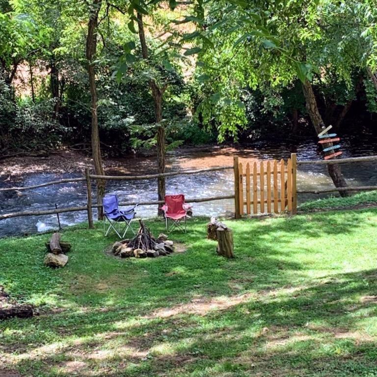 Tranquil Creekside Mountain View Getaway - Housity