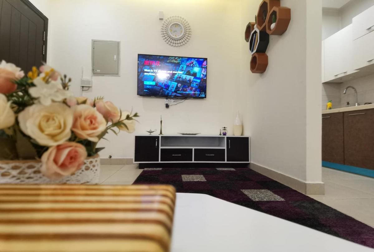 Suitetrails - Purple designer 2Bed near islamabad int airport