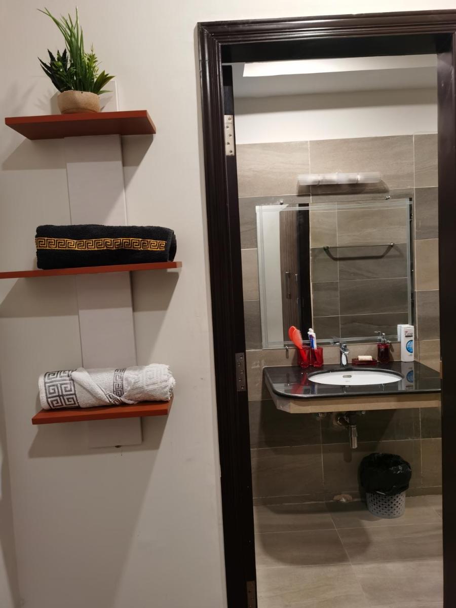 Suitetrails - Purple designer 2Bed near islamabad int airport
