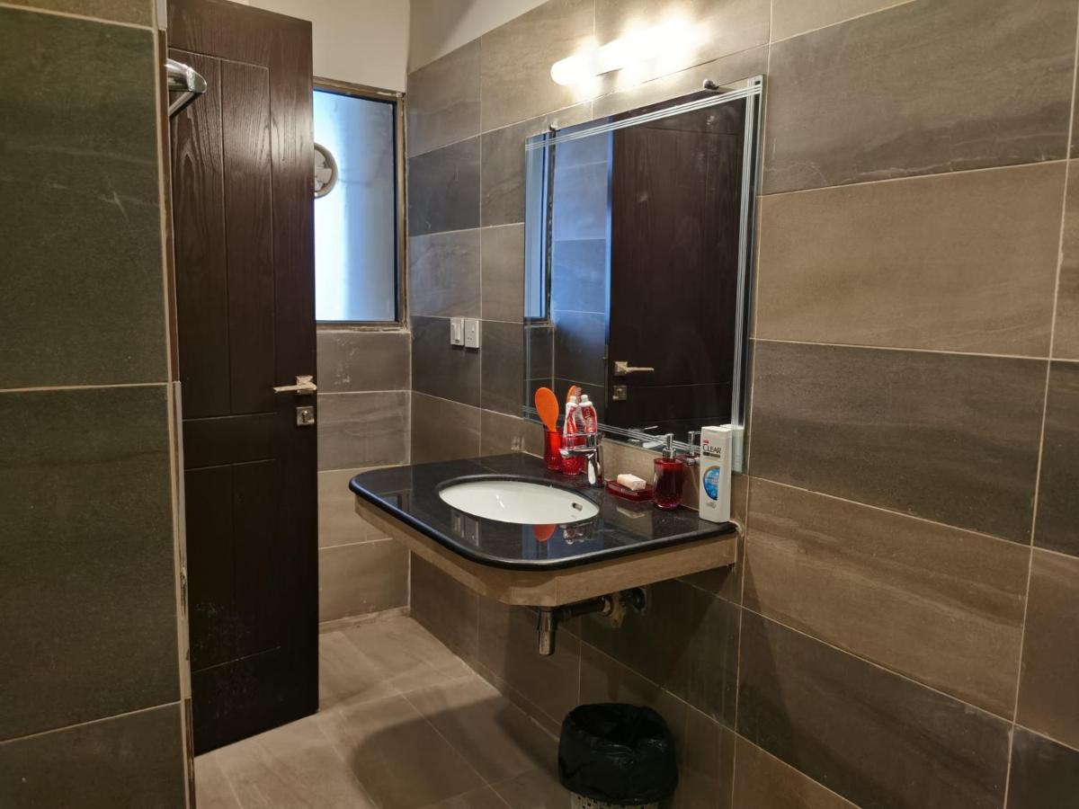 Suitetrails - Purple designer 2Bed near islamabad int airport