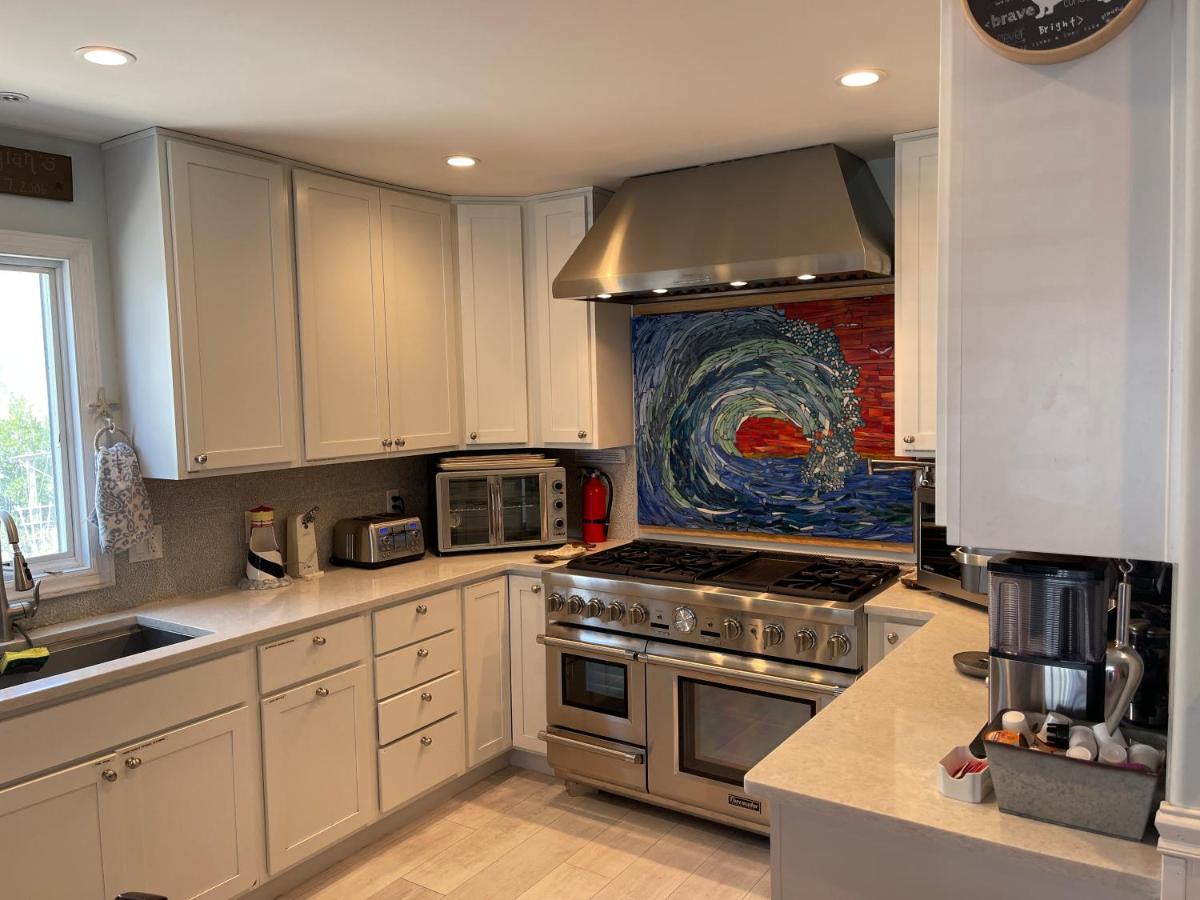 Beach House Retreats 6-just 30 Steps from the Beach with Rooftop Hot Tub and Gourmet Kitchen - Housity