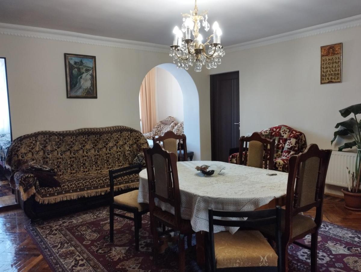 Tsovella House - Housity