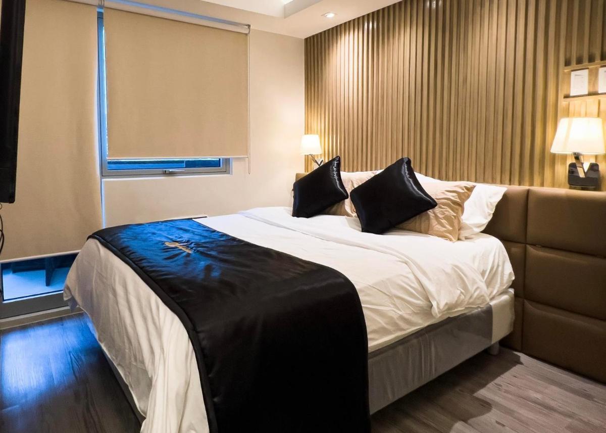 Nice one BR condo free pool in Commonwealth QC - Housity