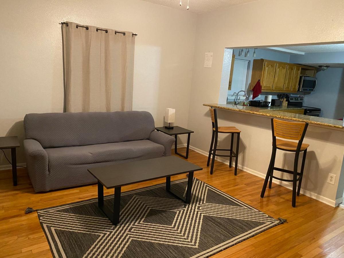 Cozy house with large free parking on premises - Housity