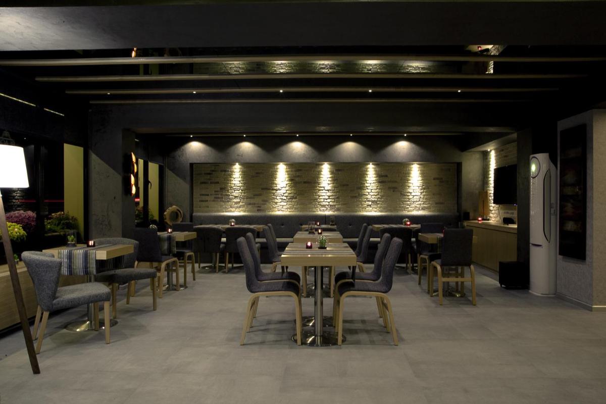 The Black Hotel - Housity