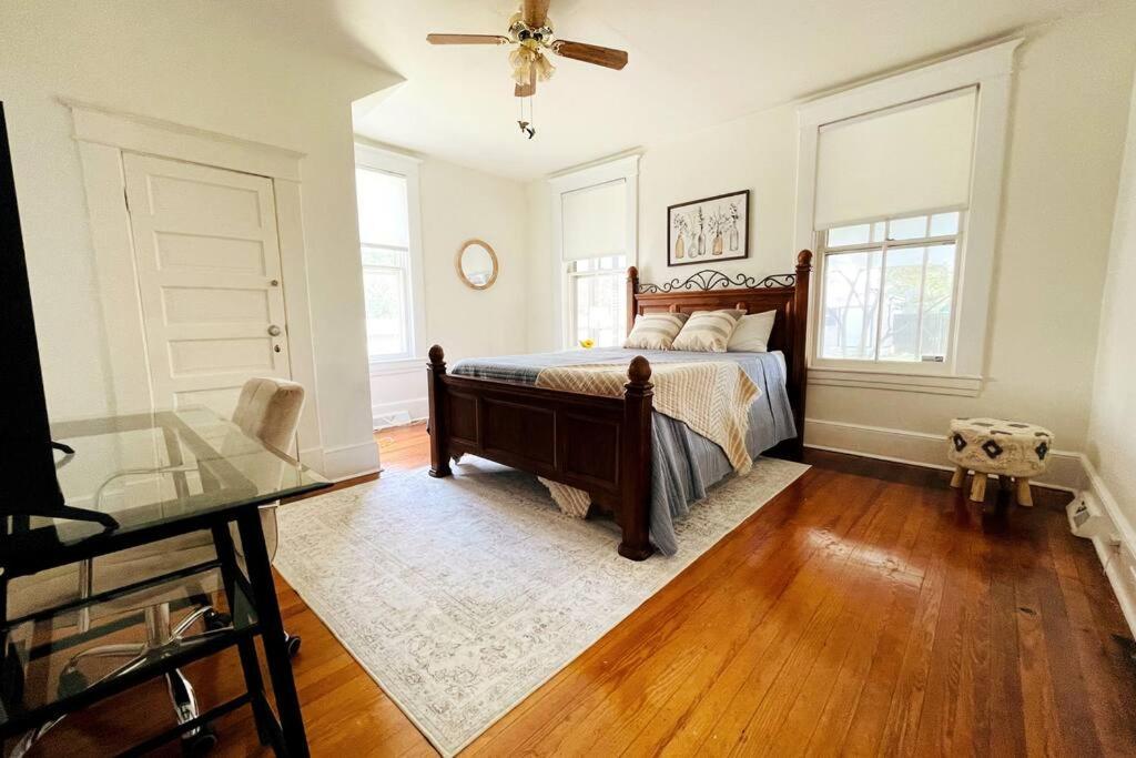 *New* Charming Victorian Home across Averett Univ. - Housity