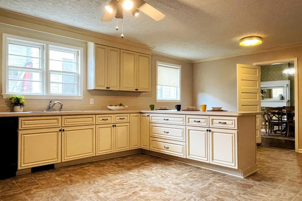 *New* Charming Victorian Home across Averett Univ. - Housity