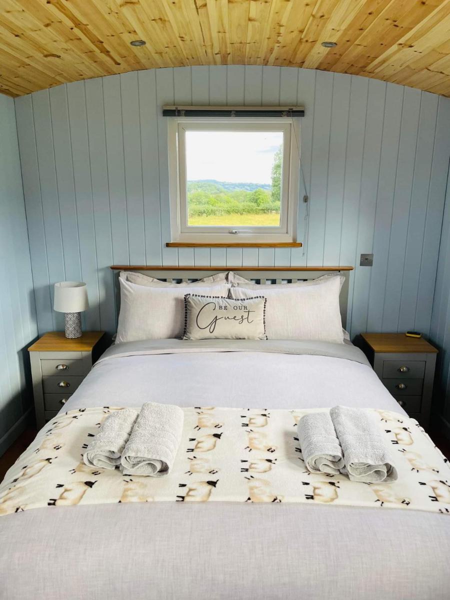 Bespoke luxury huts with hot tubs. Located in the black mountains. - Housity