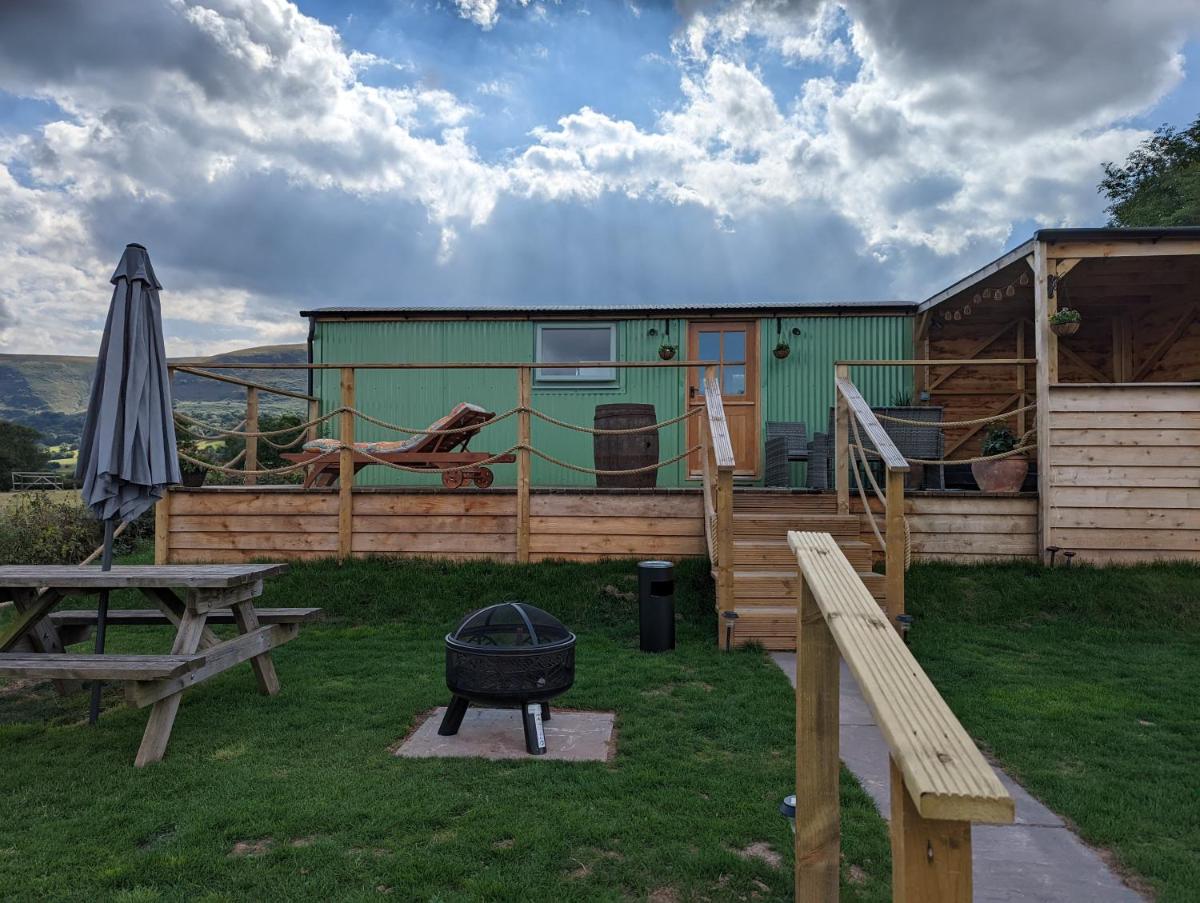 Red darren luxury hut - Housity