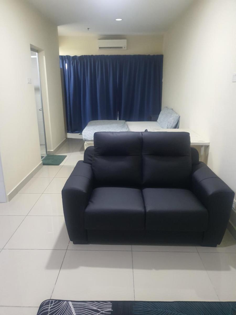 Suitetrails - Lovely studio condo with balcony & pool @ Suria Jelutong