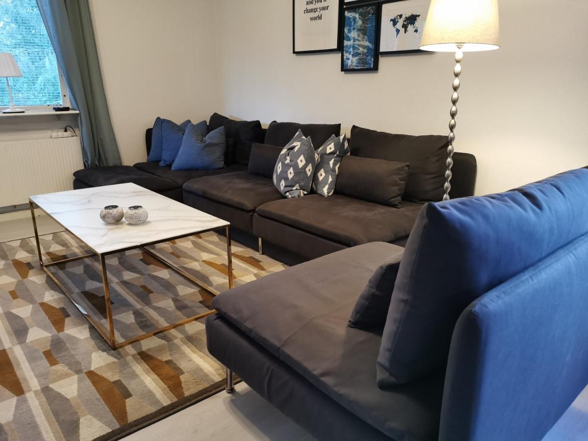 The White and Black House - Housity