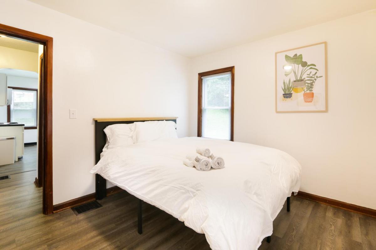 Cozy 3BDRM Home Near Lancaster with Washer Dryer Included - Housity