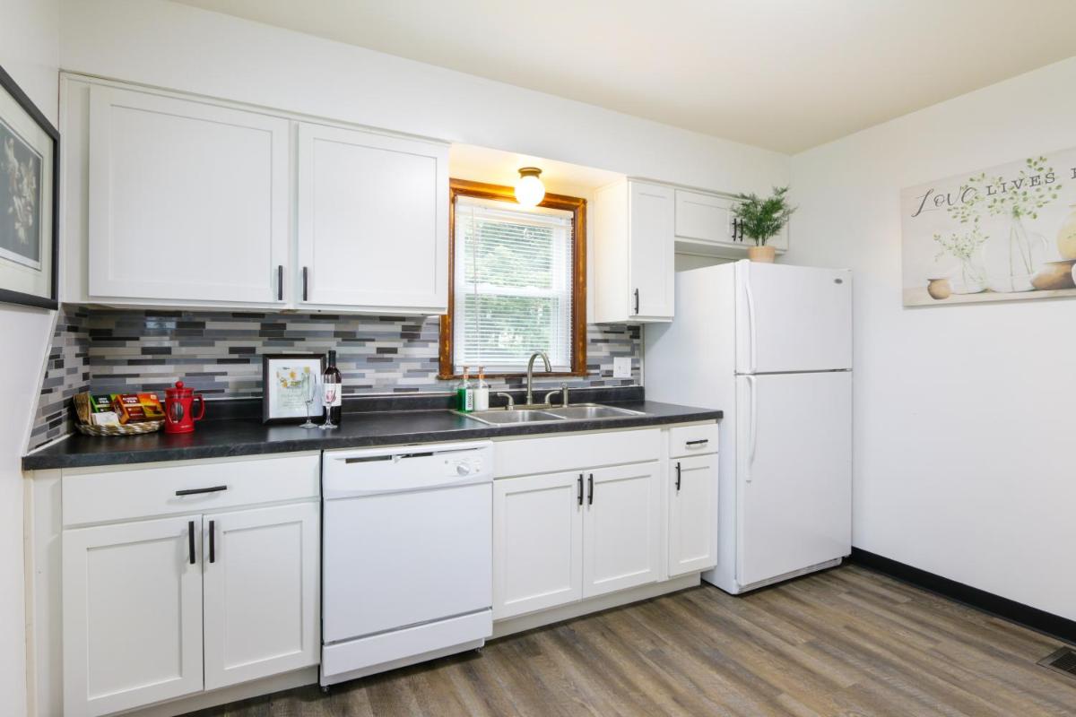 Cozy 3BDRM Home Near Lancaster with Washer Dryer Included - Housity