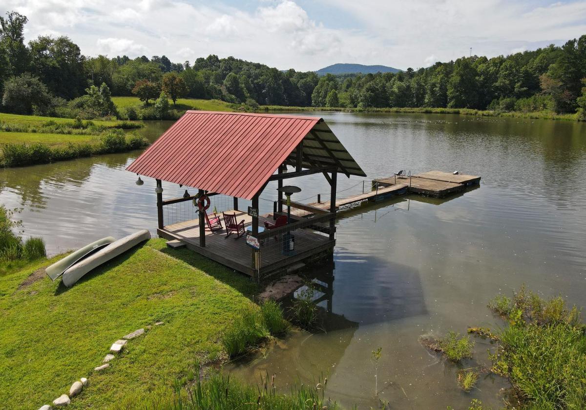 Rustic Meadow - Lake, mountain view, fishing, canoes, pet friendly - Housity