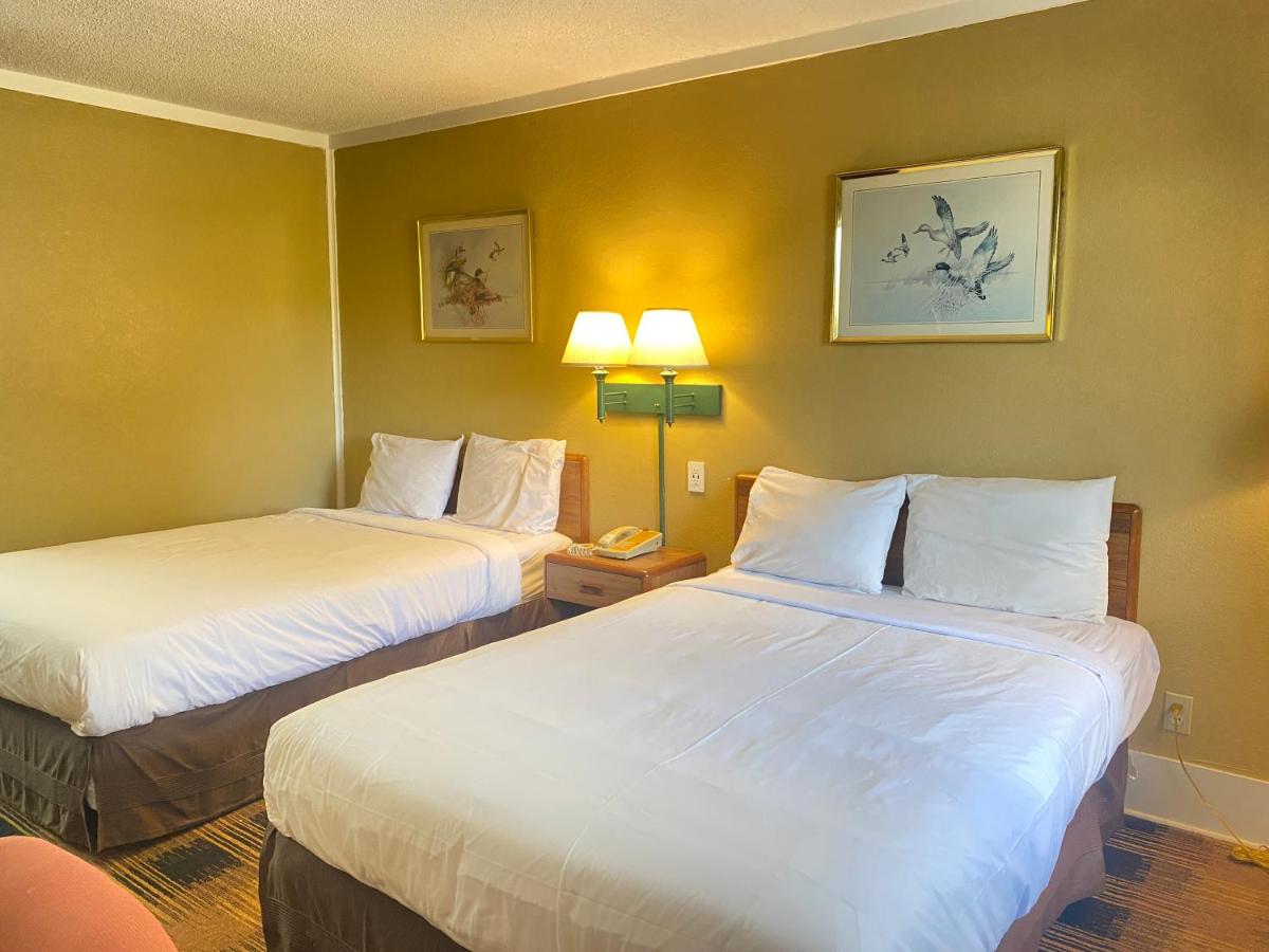 Smokies Inn - New Linens & Ultrafast WIFI - Friendliest Hospitality Guaranteed! - Housity