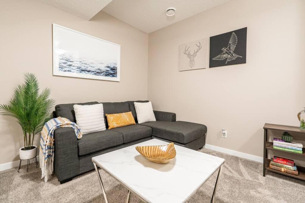 Stylish & Private 2 bedroom guest unit. - Housity