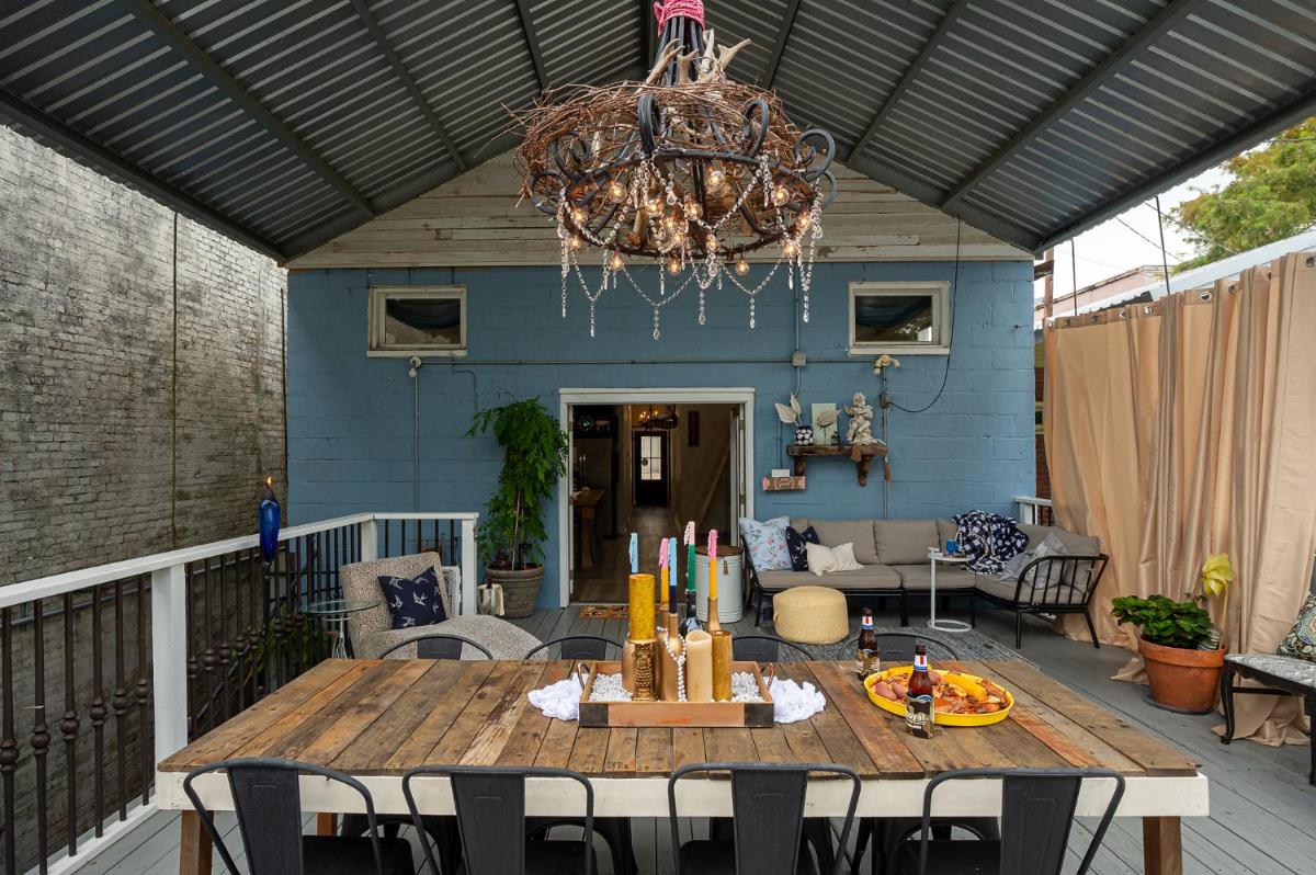 Chateau Royale, Pet Friendly, On Bayou, Downtown! - Housity
