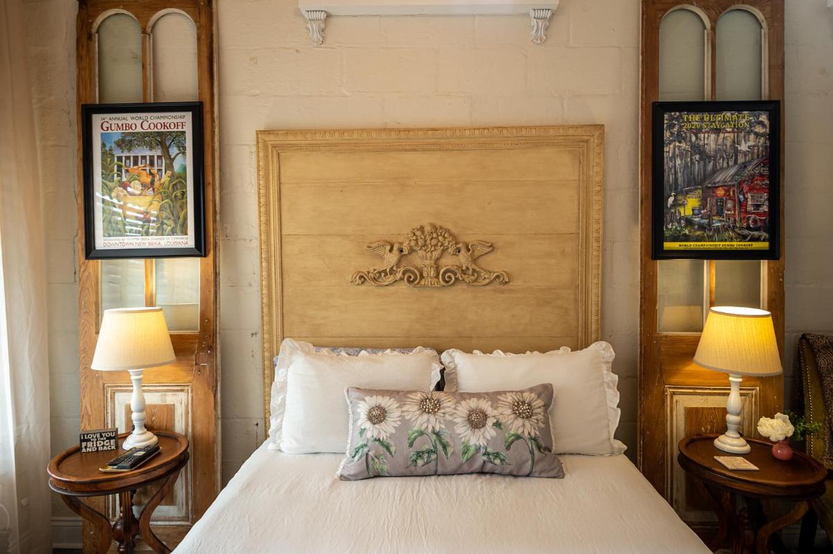Chateau Royale, Pet Friendly, On Bayou, Downtown! - Housity