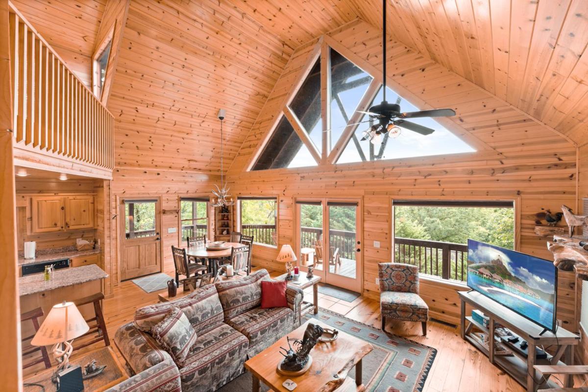Large Cabin with views of Beautiful NC Mountains - Housity