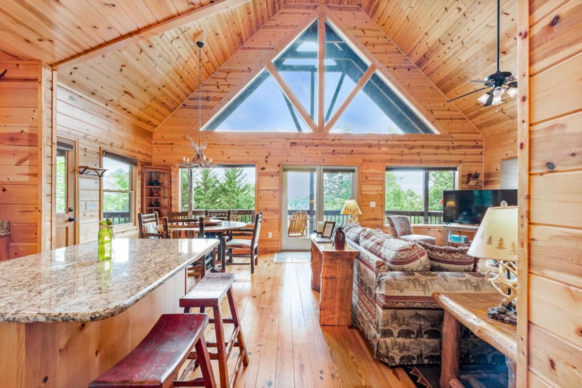 Large Cabin with views of Beautiful NC Mountains - Housity