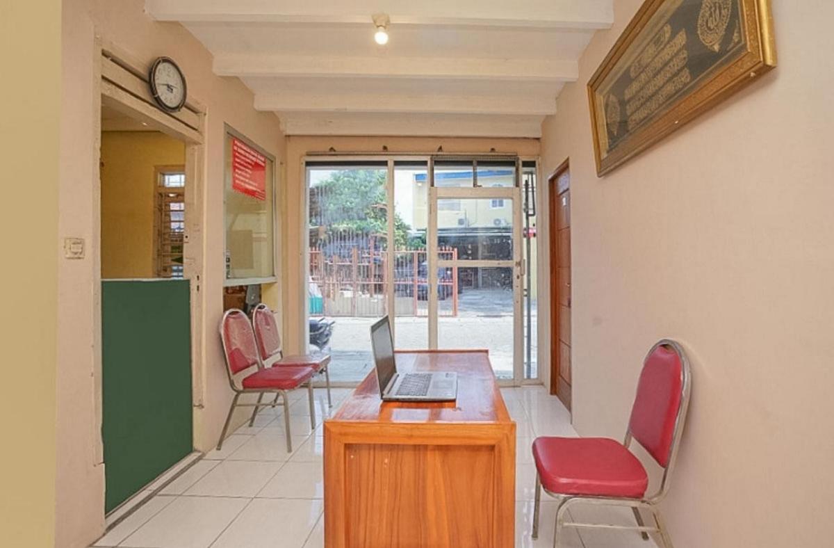 RedDoorz Syariah near Suramadu - Housity