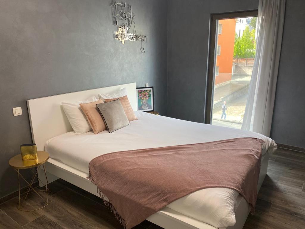 Suitetrails - Lovely One Bedroom Apartment in City Center with Parking, near Public Transport