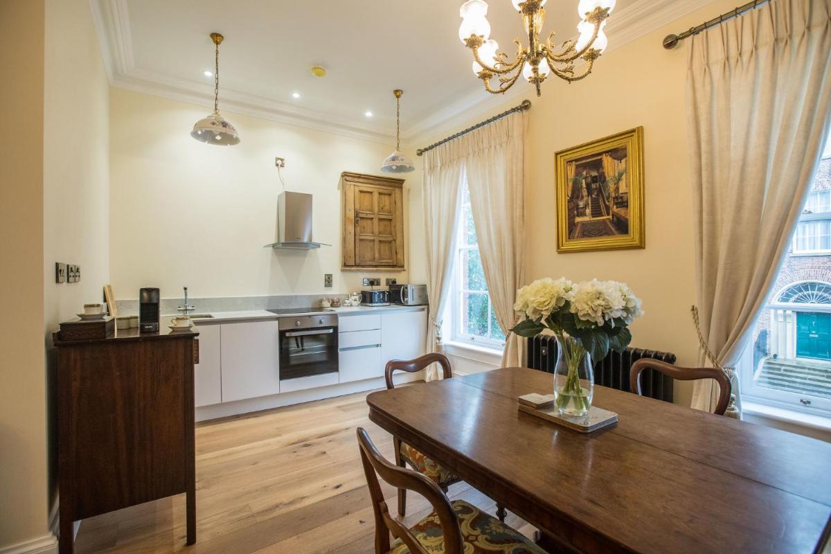 Bishop's Gate Hotel - Housity