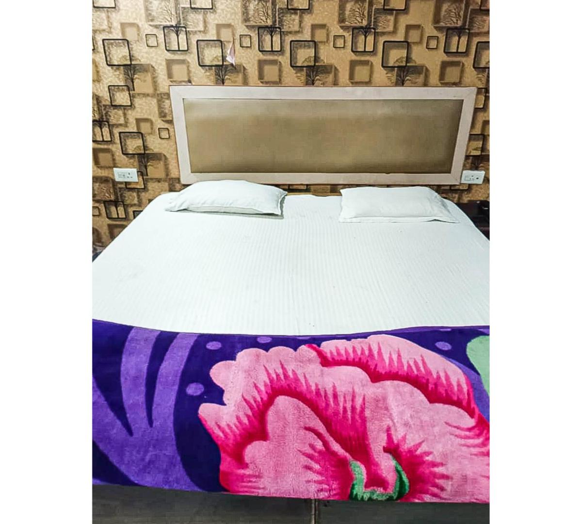 Hotel R & G Inn By WB Inn - Housity
