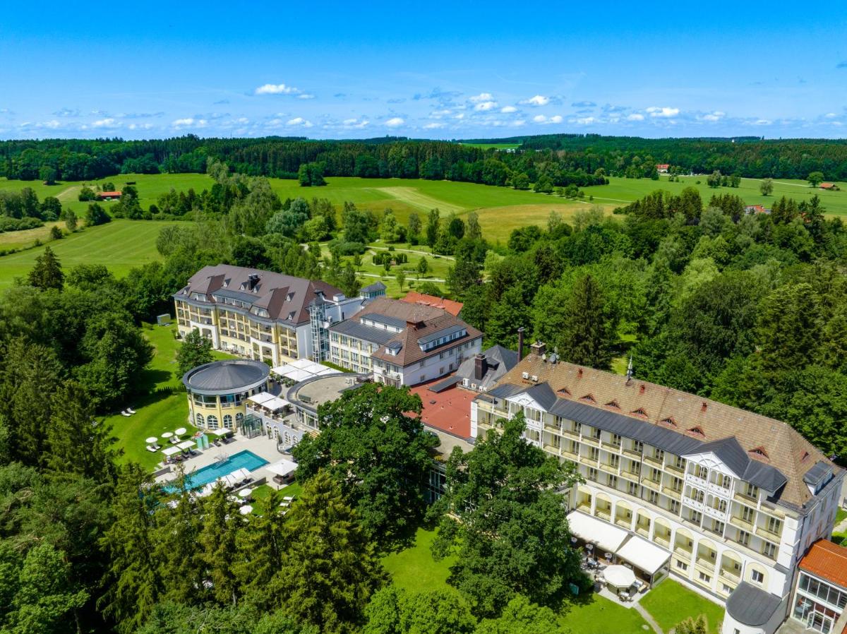 eine Luftaufnahme eines Resorts mit einem großen Gebäude in der Unterkunft Steigenberger Hotel Der Sonnenhof in Bad Wörishofen