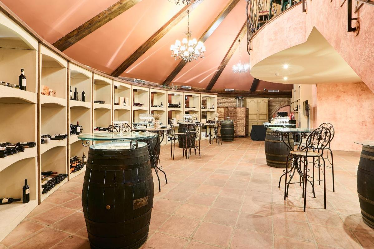 Un restaurante o sitio para comer en Hotel Silken Villa de Laguardia