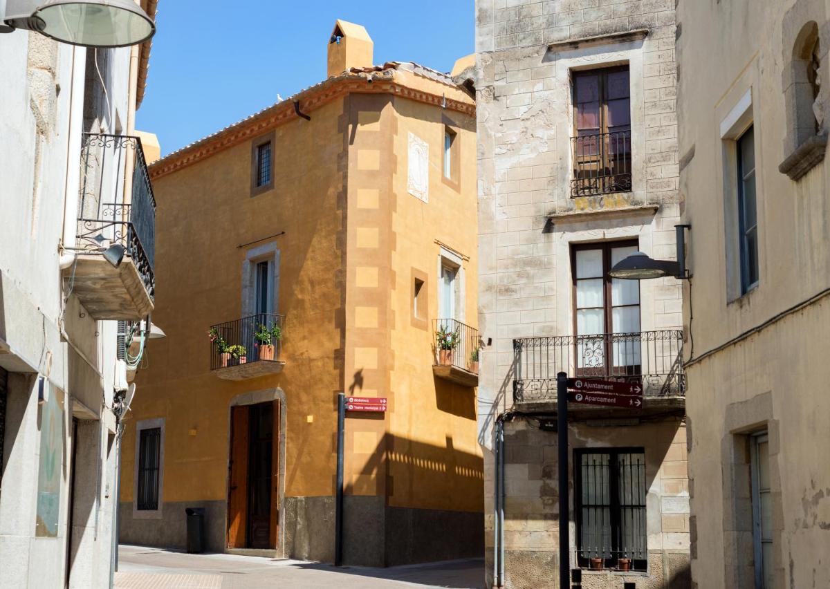 Un callejón en un casco antiguo con edificios. en Can Mascort Eco Hotel, en Palafrugell
