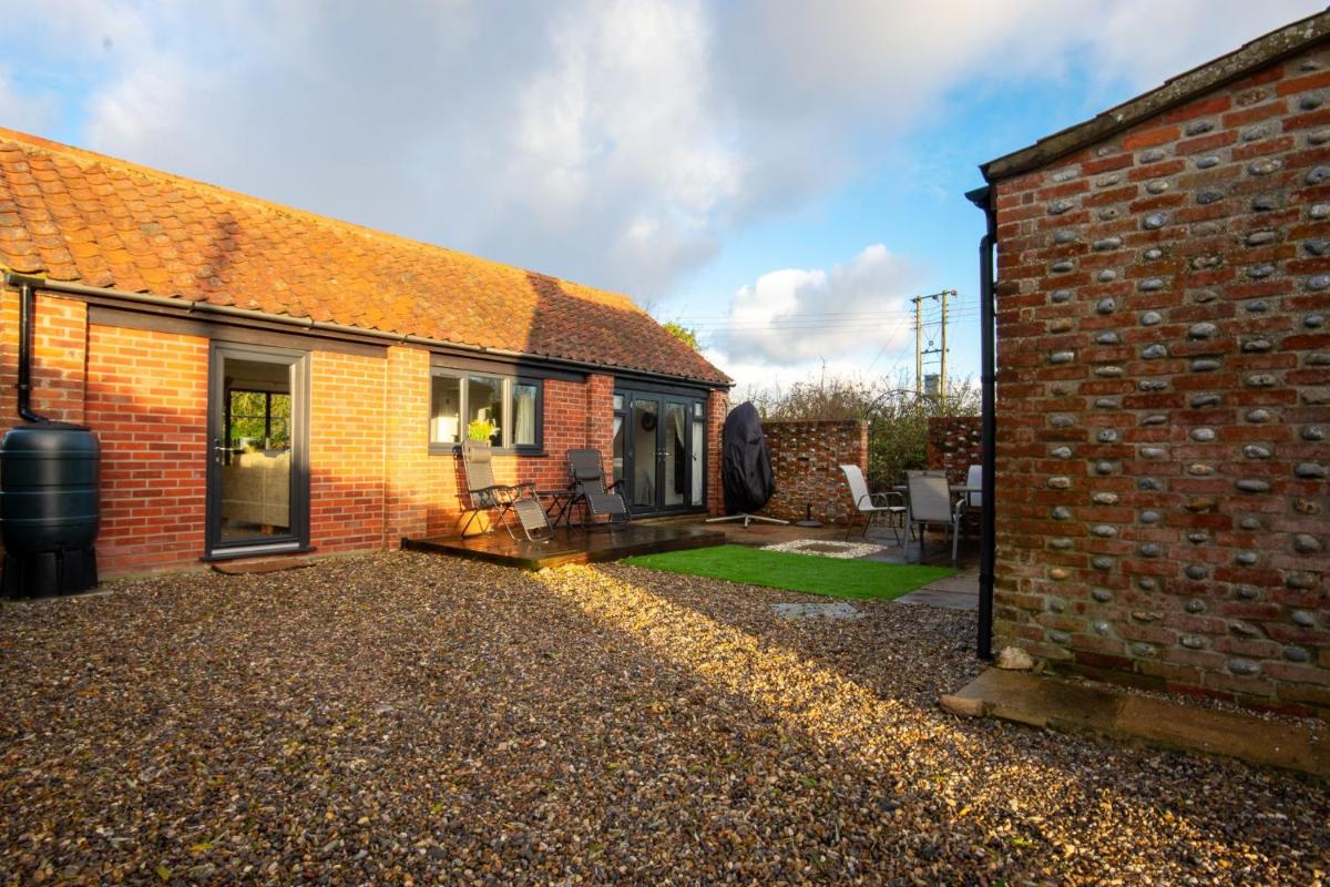 Stunning rural barn Annexe sleeps 2, under 3 miles to Norfolk Coast - Housity