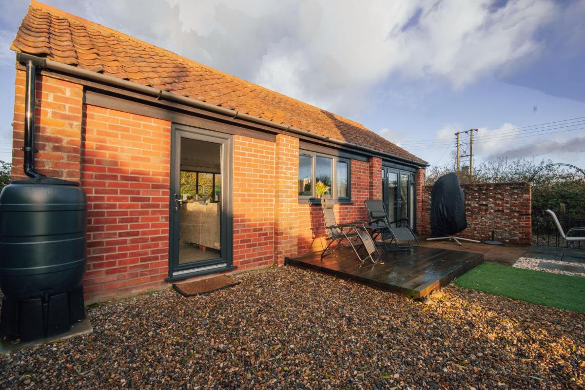 Stunning rural barn Annexe sleeps 2, under 3 miles to Norfolk Coast - Housity