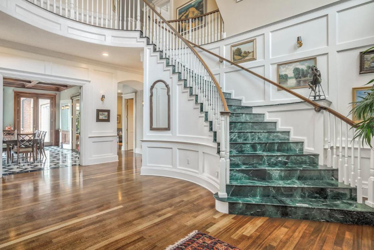 Broadmoor Luxury Mansion With Mountain Views - Housity