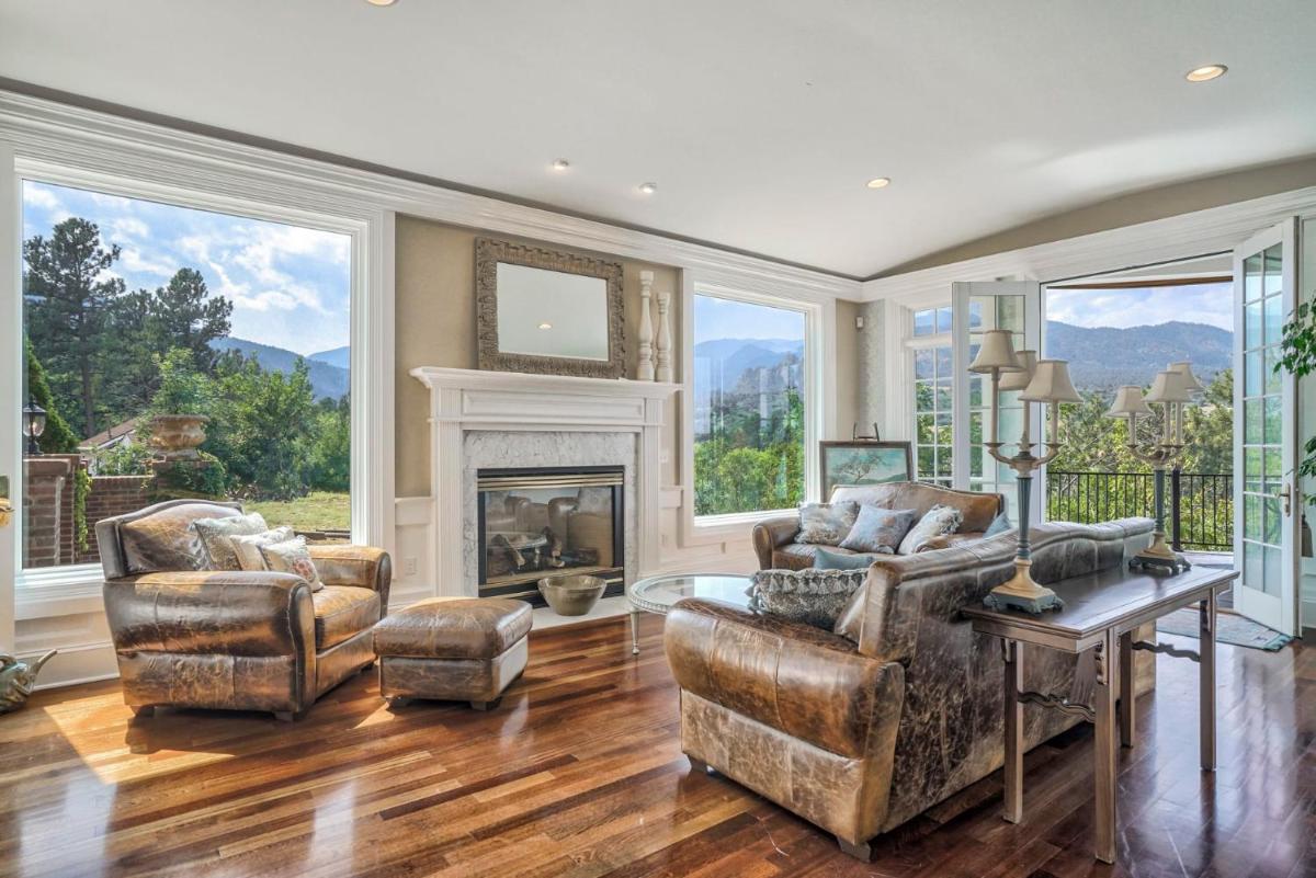 Broadmoor Luxury Mansion With Mountain Views - Housity