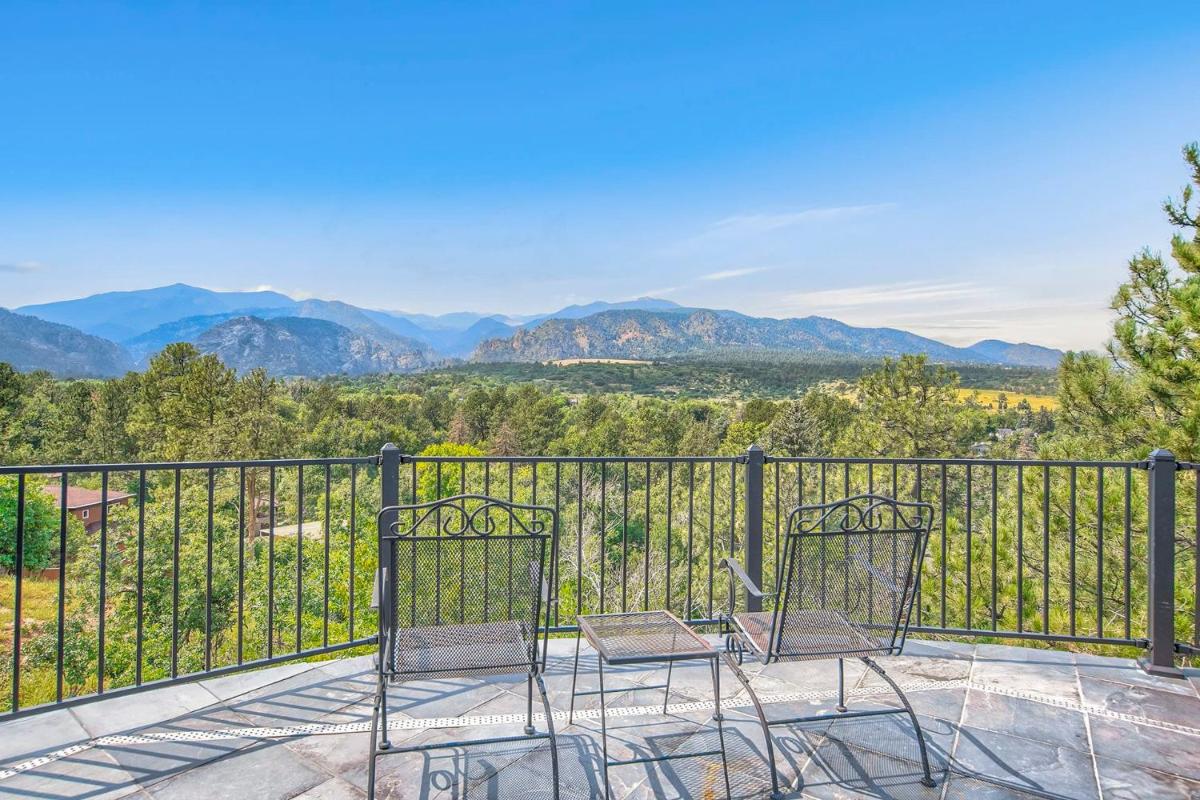 Broadmoor Luxury Mansion With Mountain Views - Housity