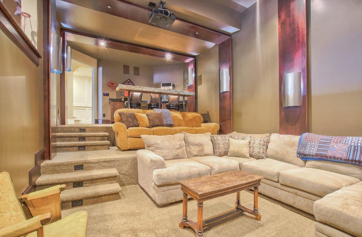 Broadmoor Luxury Mansion With Mountain Views - Housity