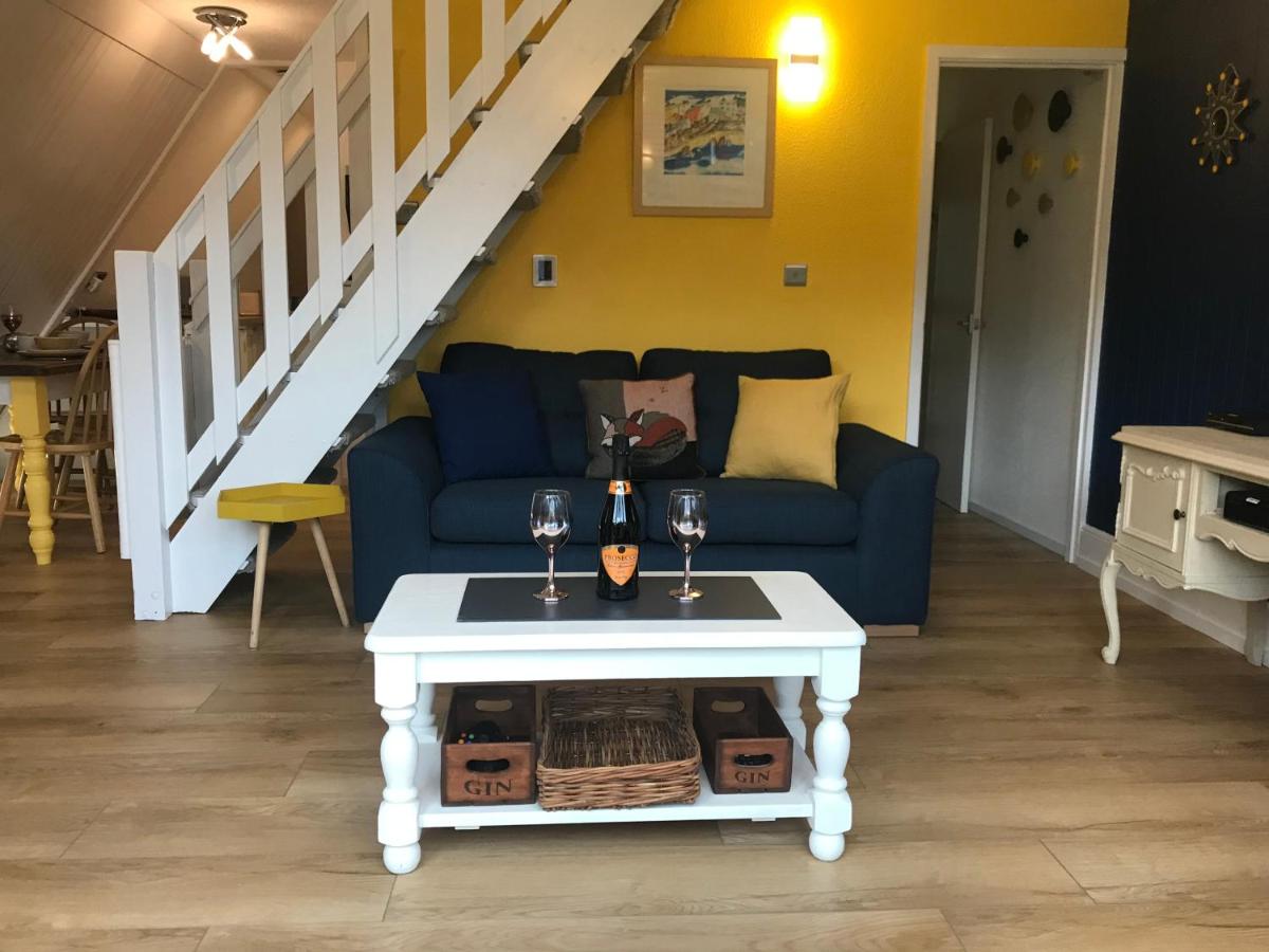Foxes Sea Side Retreat Deluxe Chalet is a lovely holiday home tucked away on the Kent Coast - Housity