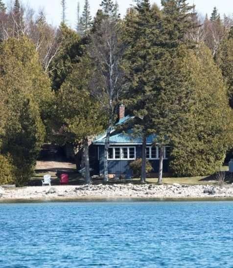 Breezy Bay Waterfront Cottage - Housity
