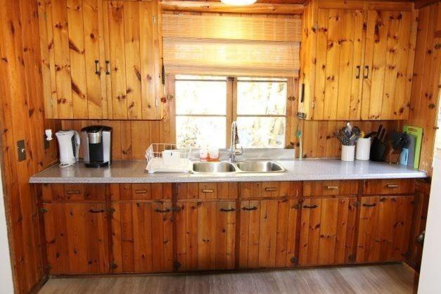Breezy Bay Waterfront Cottage - Housity