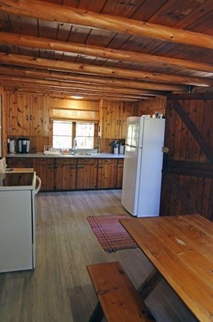 Breezy Bay Waterfront Cottage - Housity