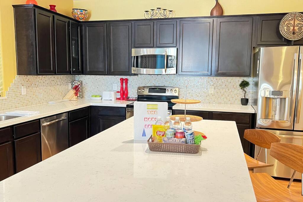 Heart of Arrowhead area with POOL-Shopping, Dining, Entertainment, P83 Sports Complex - Housity