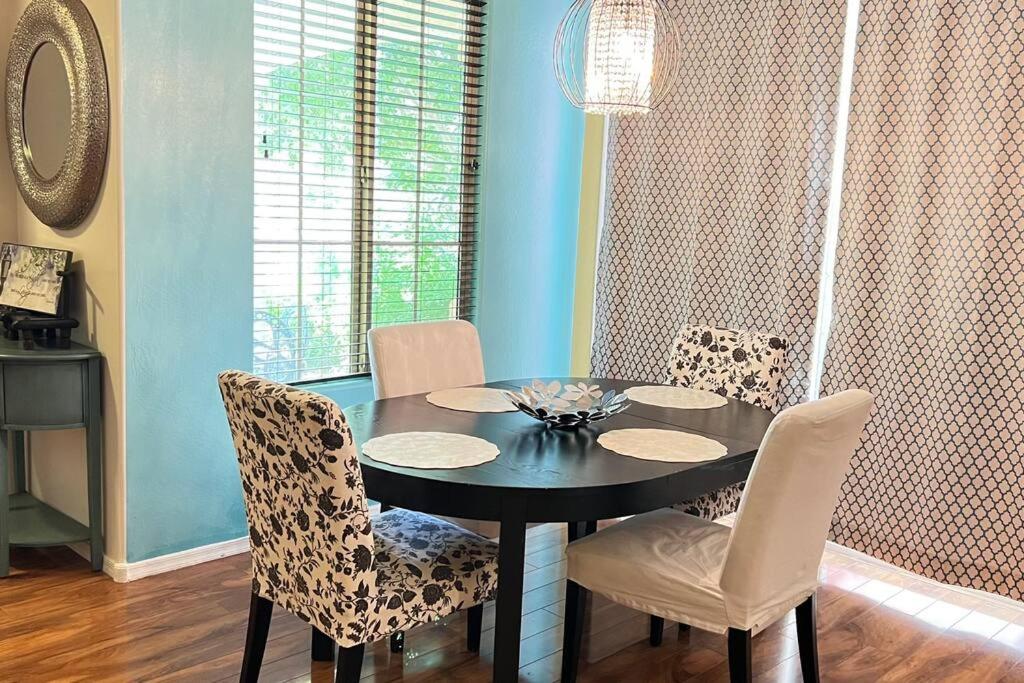 Heart of Arrowhead area with POOL-Shopping, Dining, Entertainment, P83 Sports Complex - Housity