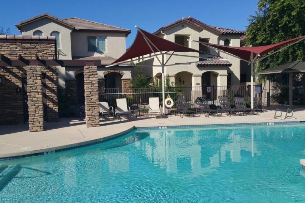 Heart of Arrowhead area with POOL-Shopping, Dining, Entertainment, P83 Sports Complex - Housity