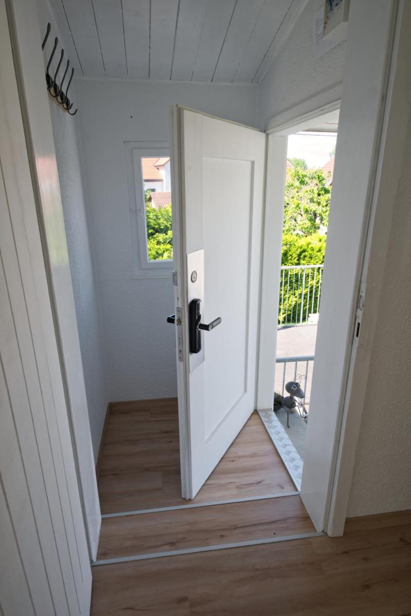 Lake Getaway Apartment with Private entrance, right on the Lake Constance cycle path, barbecue area, free wifi, Netflix and free bikes - Housity