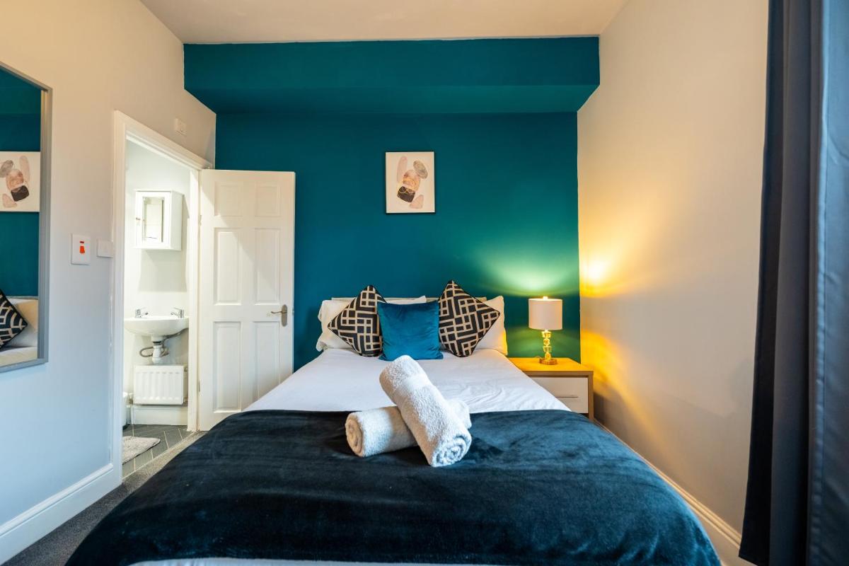Sheffield Contractors Stays- Sleeps 6, 3 bed 3 bath house. Managed by Chique Properties Ltd - Housity