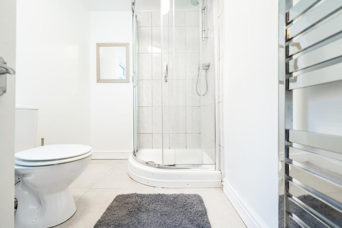 Suitetrails - Sheffield Contractors Stays- Sleeps 6, 3 bed 3 bath house. Managed by Chique Properties Ltd